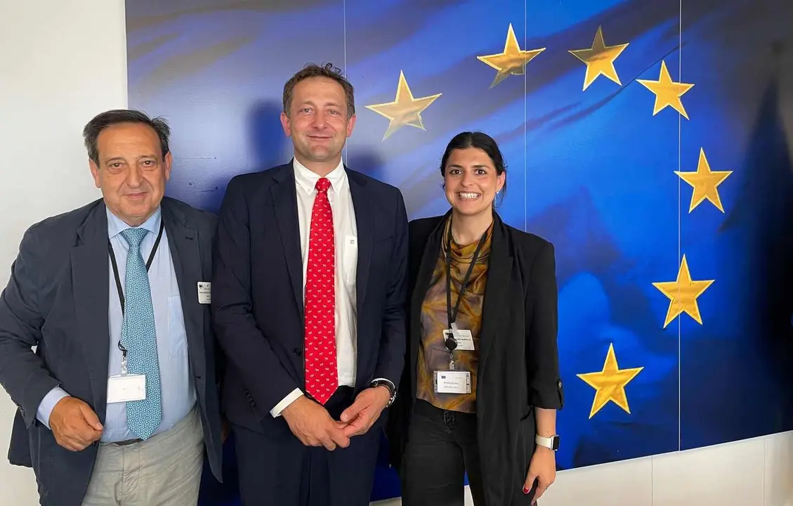El presidente de Asaja, Pedro Barato, el comisario europeo de Agricultura y Alimentación, Christophe Hansen, y la candidata española al Consejo Europeo de Jóvenes Agricultores (CEJA), Ana Rodríguez.