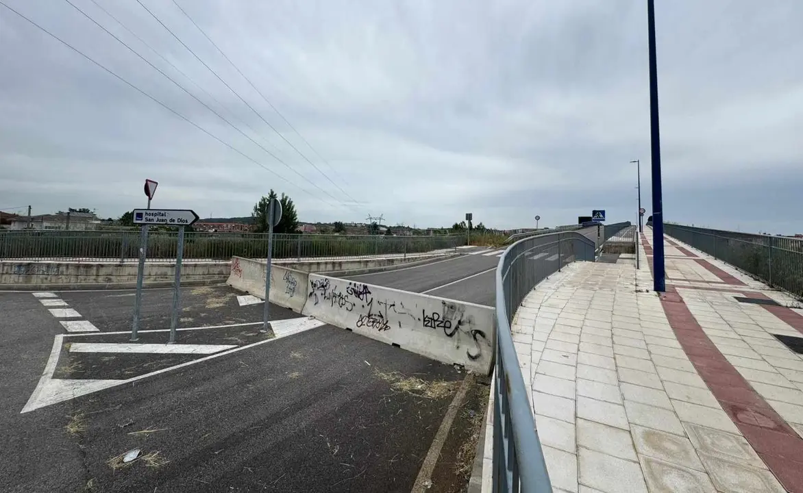 Despu&eacute;s de m&aacute;s de cuatro a&ntilde;os sin uso, el puente de San Juan de Dios en San Andr&eacute;s del Rabanedo podr&iacute;a quedar parcialmente habilitado. En la imagen, el enlace con Le&oacute;n visto desde San Andr&eacute;s del Rabanedo. Fotos: Silvia Garc&iacute;a