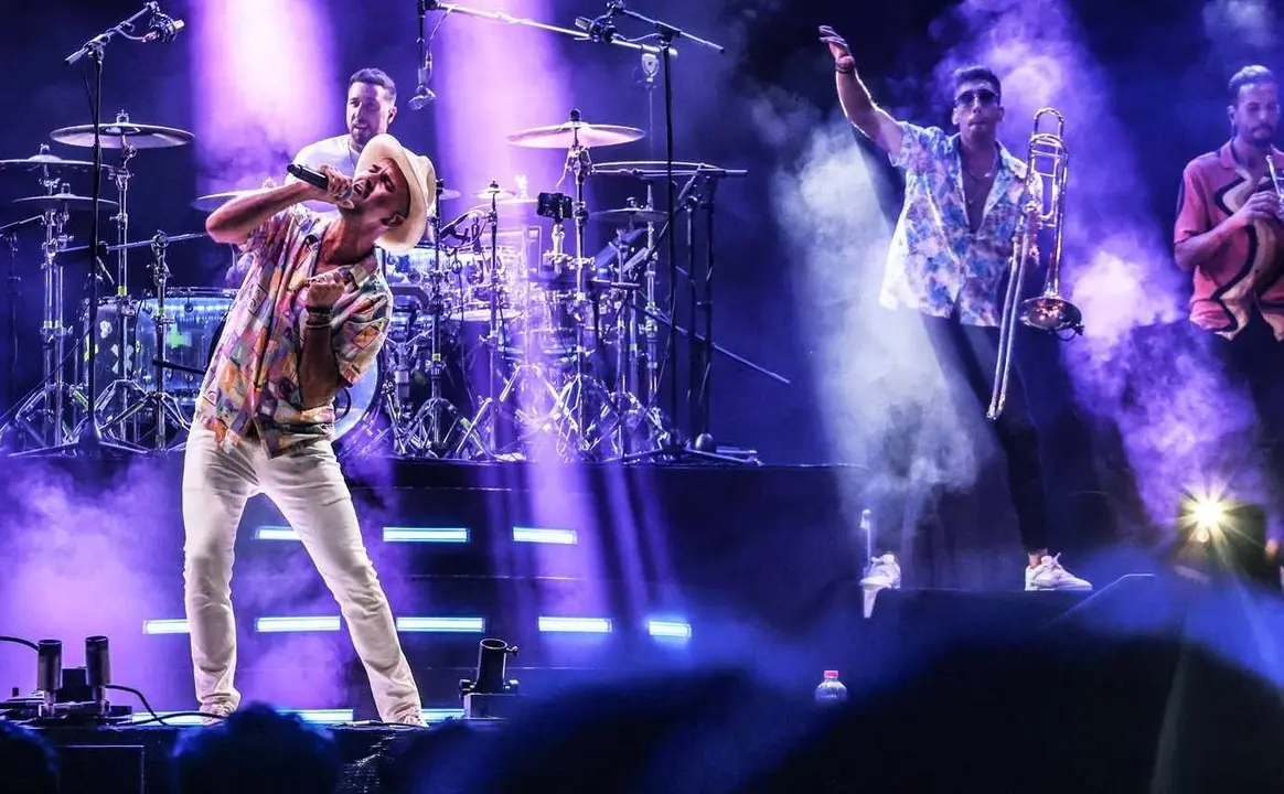 Efecto Pasillo, sobre el escenario, propició la locura de los presentes en el concierto.