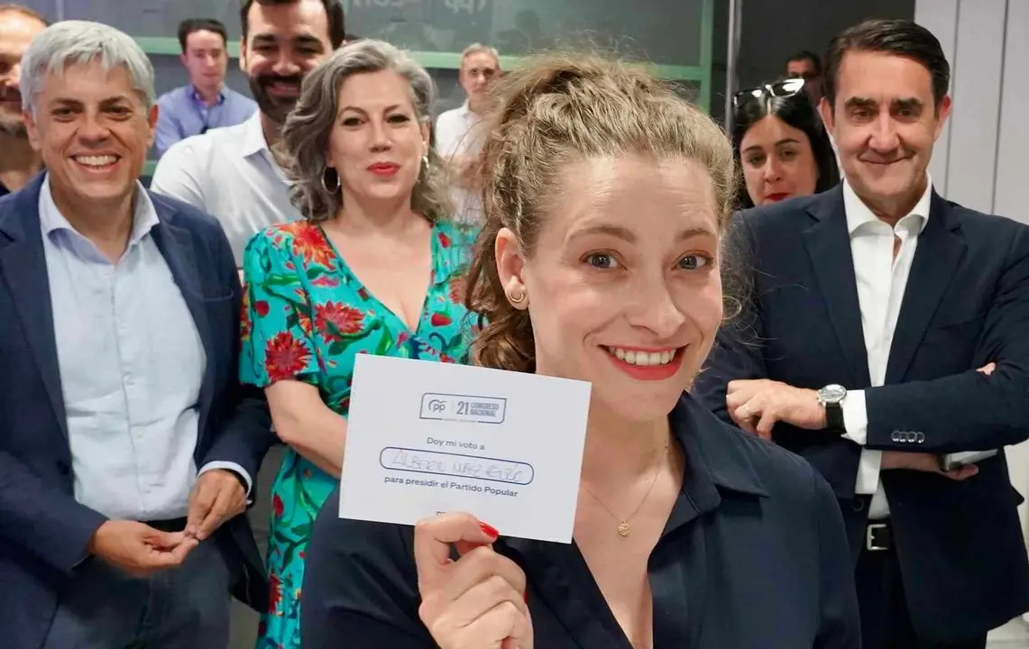 La presidenta del Partido Popular de León y vicesecretaria nacional de Sanidad y Educación, Ester Muñoz, ejerce su derecho a voto en las elecciones primarias del partido a nivel nacional. Foto: Campillo