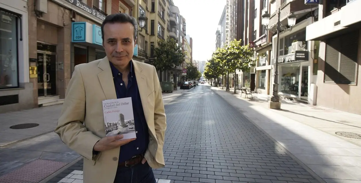 El periodista y escritor berciano, Carlos Fidalgo, presenta su nuevo libro 'La leyenda de la Ciudad del Dólar y el siglo del carbón'