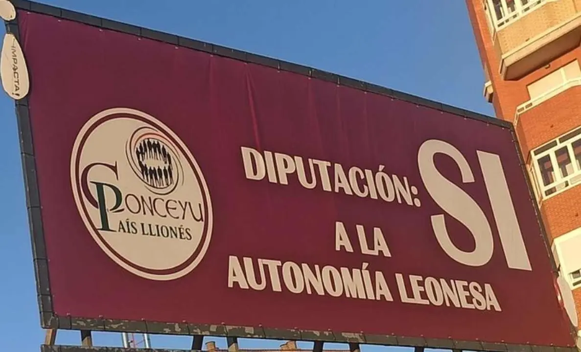 Valla colocada por Conceyu con motivo de la votacion de la  moción en DIputación.