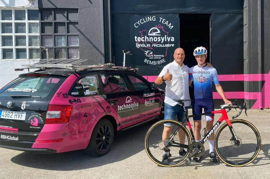 Entrega de su nueva bicicleta a Enol Torre.