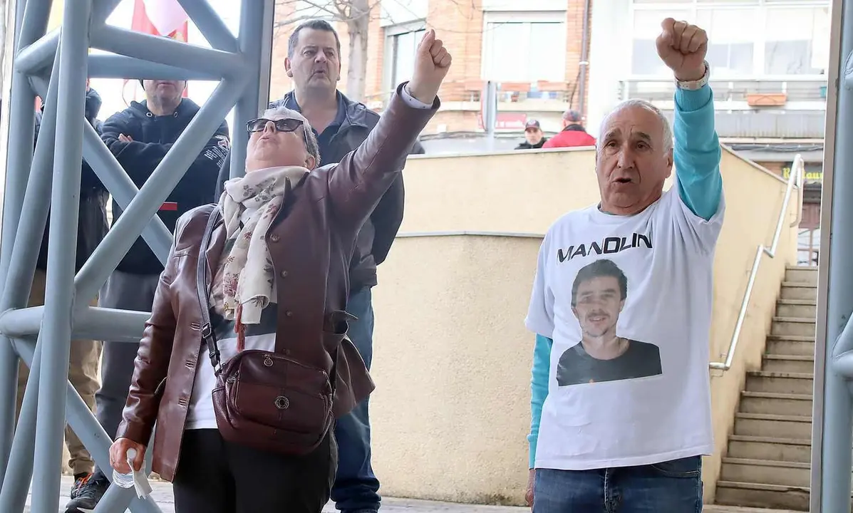 Familiares y amigos de las víctimas se concentran a la puerta de los juzgados de León. Foto: Peio García