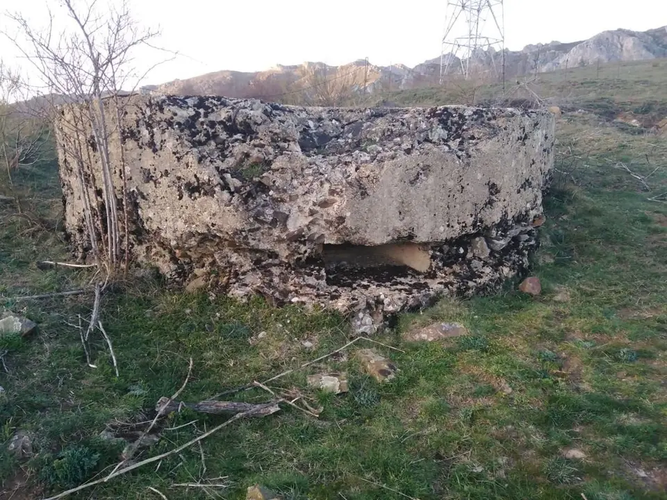 Vista exterior de un nido de ametralladora del bando republicano en Villamanín (León), en la Montaña leonesa. Fotografía cedida por el Grupo de Investigación Ruinas León