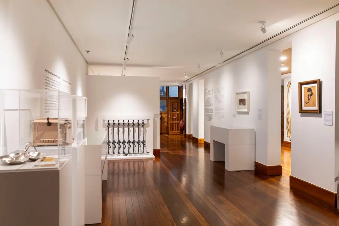 Detalle de la exposición 'Modernismo. Hacia la belleza del objeto cotidiano', de la Casa Botines.