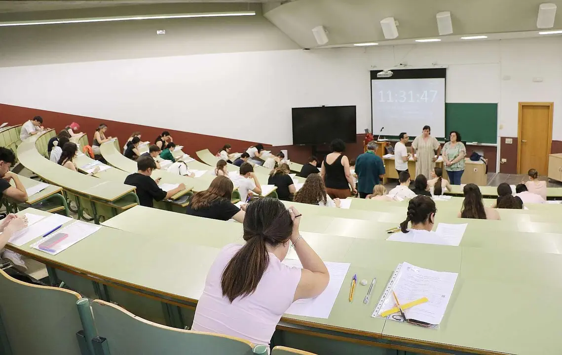 La convocatoria extraordinaria de la PAU que ha arrancado este martes y a la que se presentan un total de 409 alumnos, 306  en el campus de Vegazana y 103 en Ponferrada.  De todos los participantes, 317 realizarán la fase general, es decir, aquella en la que se evalúan las competencias básicas necesarias para acceder a la universidad. Por su parte, 298 se presentarán a la fase específica, con el objetivo de subir nota. Fotos: ULE