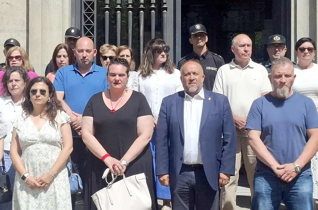 Diferentes autoridades, durante el minuto de silencio en memoria de la última víctima por violencia machista.
