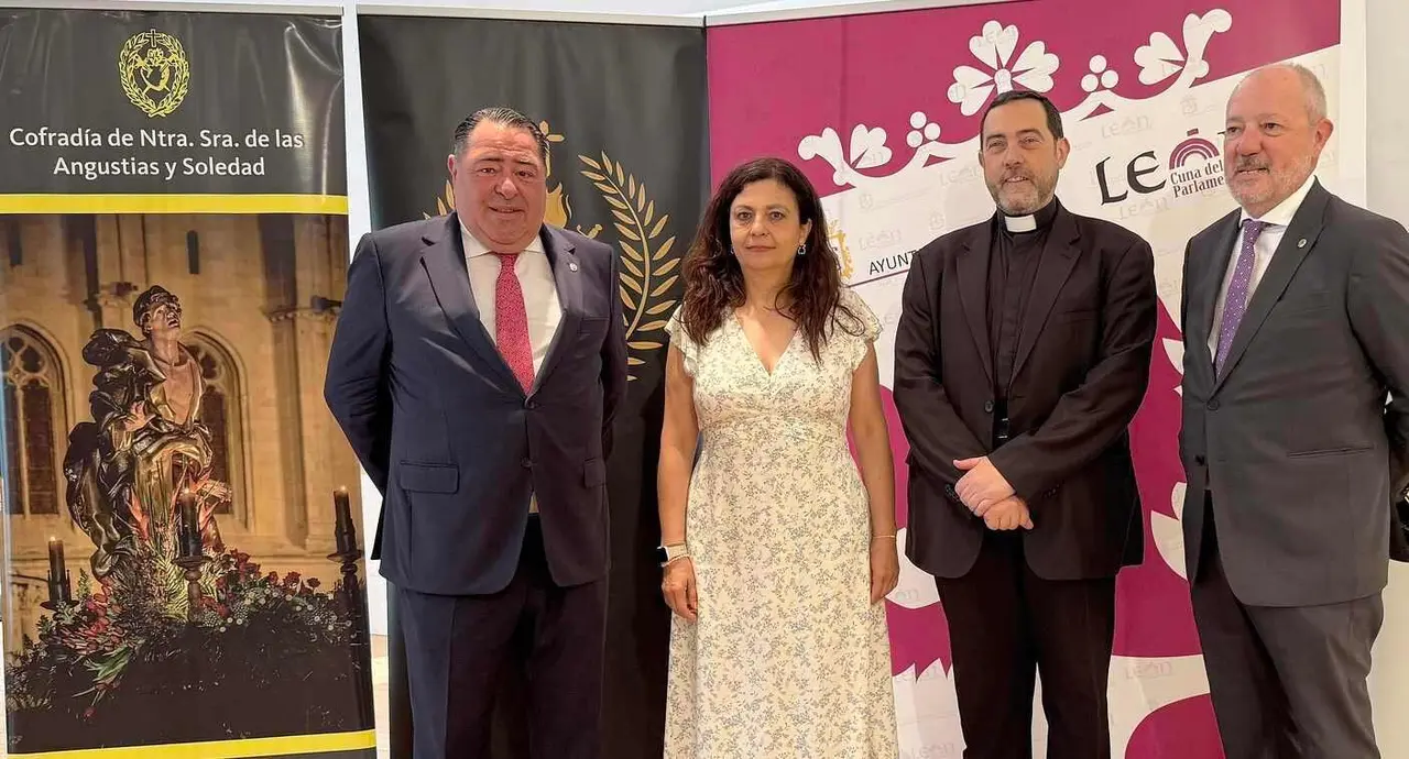 El Museo de Verano de Semana Santa vuelve a abrir sus puertas en la capilla de Santa Nonia. La concejala de Turismo del Ayuntamiento de León, Mercedes Escudero, presentó esta nueva edición acompañada de los abades de las cofradías participantes —Nuestra Señora de las Angustias y Soledad e Ilustre Cofradía del Dulce Nombre de Jesús Nazareno— y del párroco de la iglesia del Mercado, Manuel Fláker.