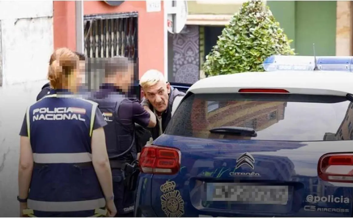 Imagen del asesino en el momento de ser introducido en un vehículo policial.