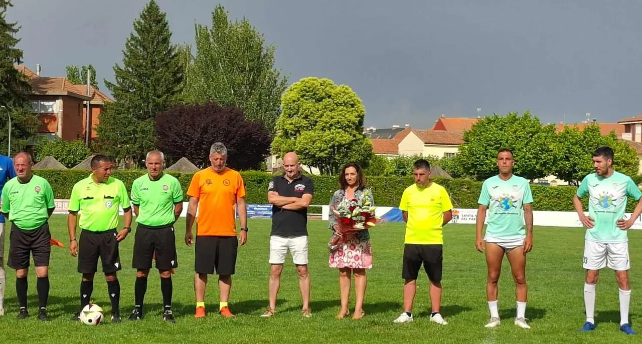 Homenaje durante la celebración del Torneo de Veteranos de Santa María del Páramo.