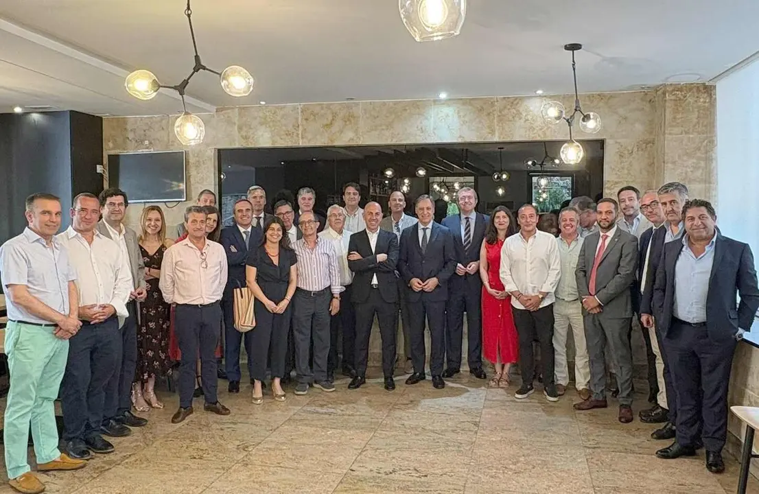Foto de familia a la conclusión del encuentro con el alcalde de Salamanca.