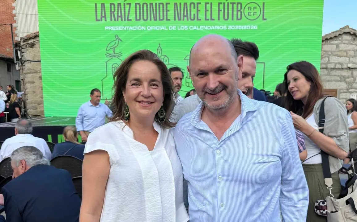 La directora general de la Cultural, junto al presidente de la RFEF, en el sorteo del calendario.