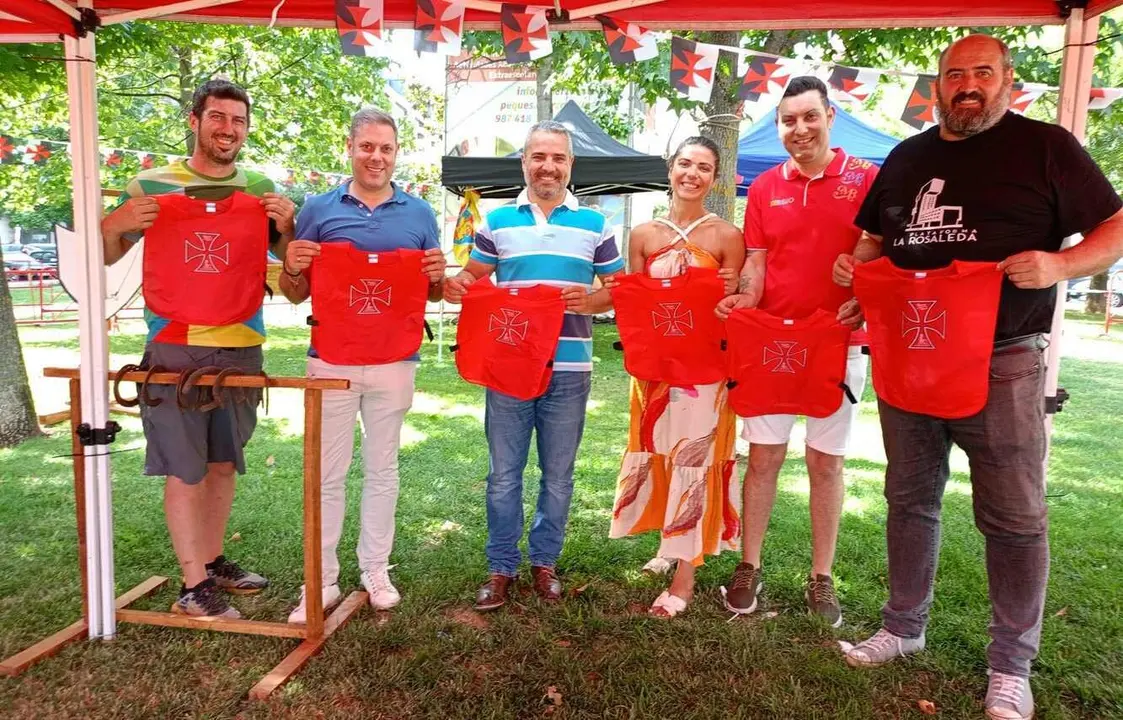 Turismo y Comercio de Ponferrada agradecen a la Plataforma vecinal su implicación en llevar la Noche Templaria a nuevos barrios.
