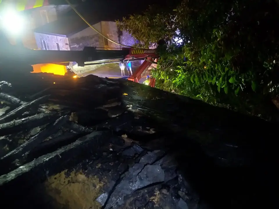 Imagen de la vivienda calcinada en San Andrés de Montejos. Foto: Sepeis Ponferrada