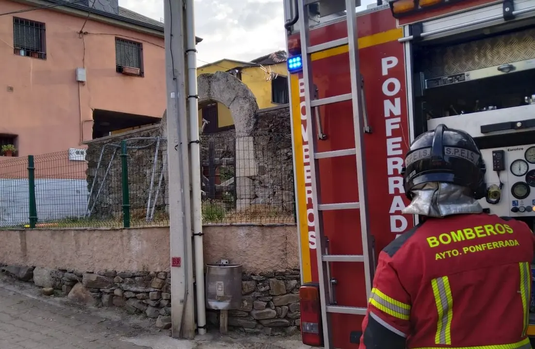 Intervención de los Bomberos de Ponferrada en la vivienda de Otero. Foto: Sepeis Ponferrada