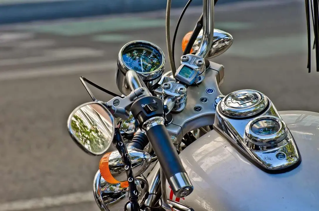 Las motos, como el resto de vehículos exentos de paro de ORA tendrán que retirar su tique.