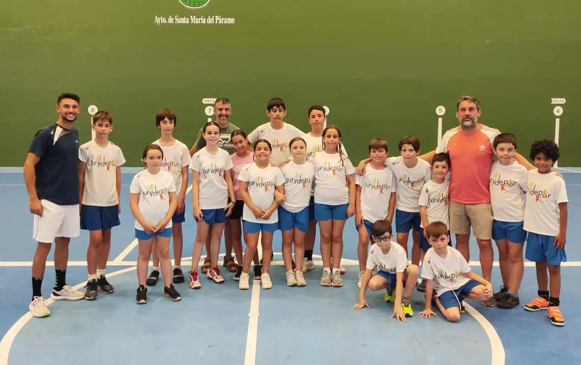 Juanín García, junto a los participantes en el campus de Santa María del Páramo.