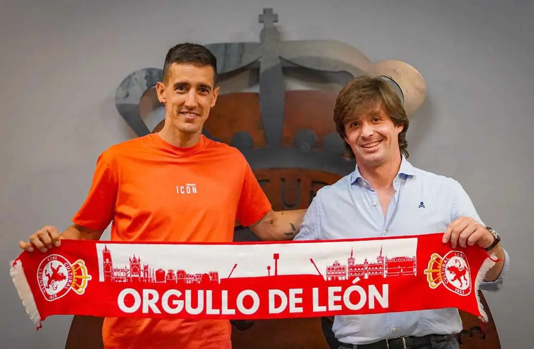 Badia, este miércoles, tras estampar su firma como nuevo portero de la Cultural posa junto al director deportivo Jose Manzanera.