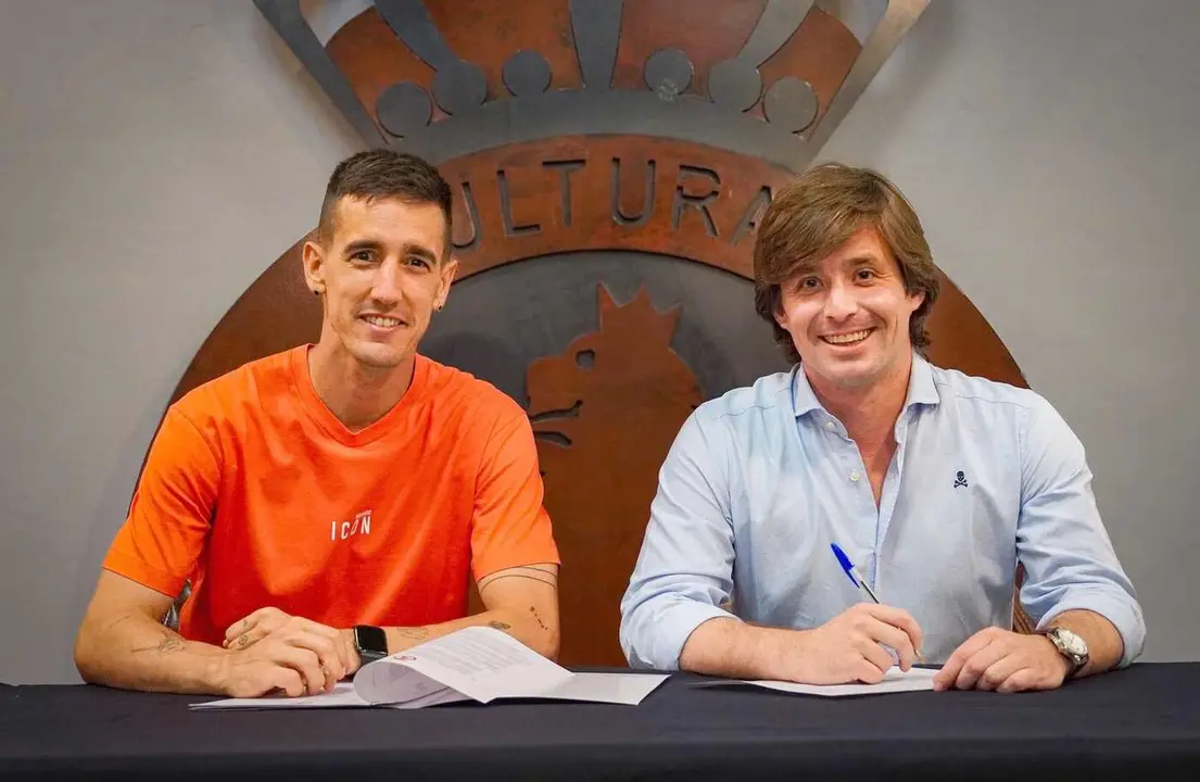 Edgar Baria, junto al director deportivo de la entidad, tras rubricar su acuerdo.