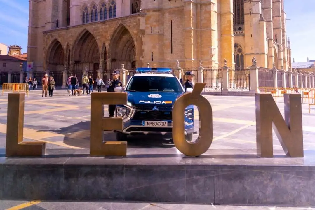 Efectivos de la Policía Nacional en León en la Plaza de Regla.