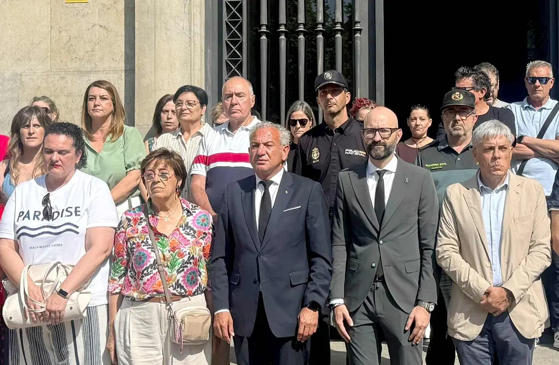 Autoridades y representantes institucionales durante el minuto de silencio de este jueves.