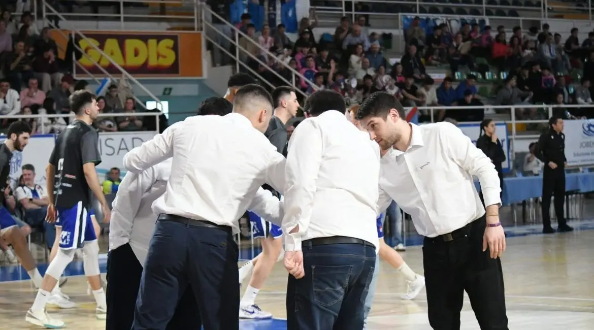 Oriol Pozo, y su equipo técnico, continuarán al frente del banquillo del equipo berciano.