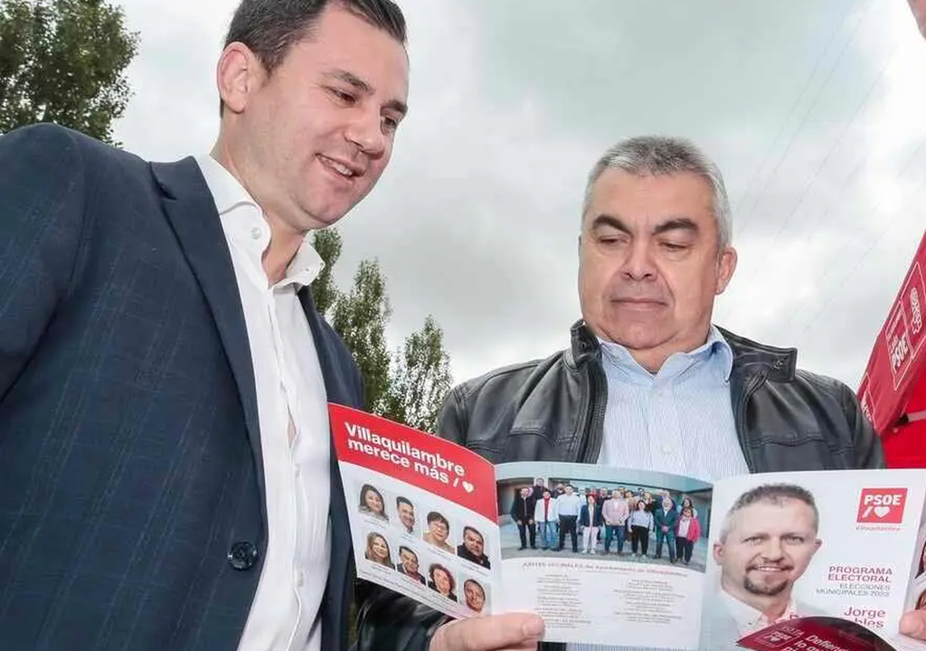 El secretario de Organización del PSOE, Santos Cerdán, durante una visita el mercado tradicional de Navatejera junto al secretario provincial del partido, Javier Alfonso Cendón y al entonces candidato a la Alcaldía de Villaquilambre, Jorge Pérez. Foto: Campillo