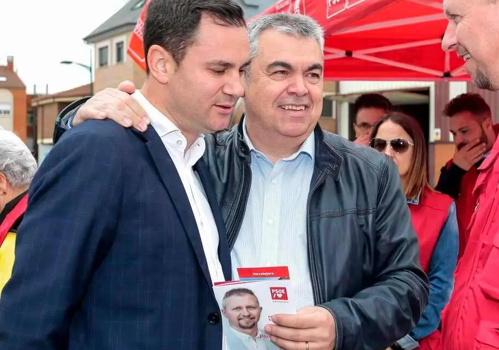 El secretario de Organización del PSOE, Santos Cerdán, durante una visita el mercado tradicional de Navatejera junto al secretario provincial del partido, Javier Alfonso Cendón y al entonces candidato a la Alcaldía.