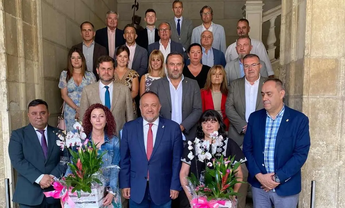 Las dos diputadas, en el momento de recibir el reconocimiento de la corporación y poner fin a su mandato.