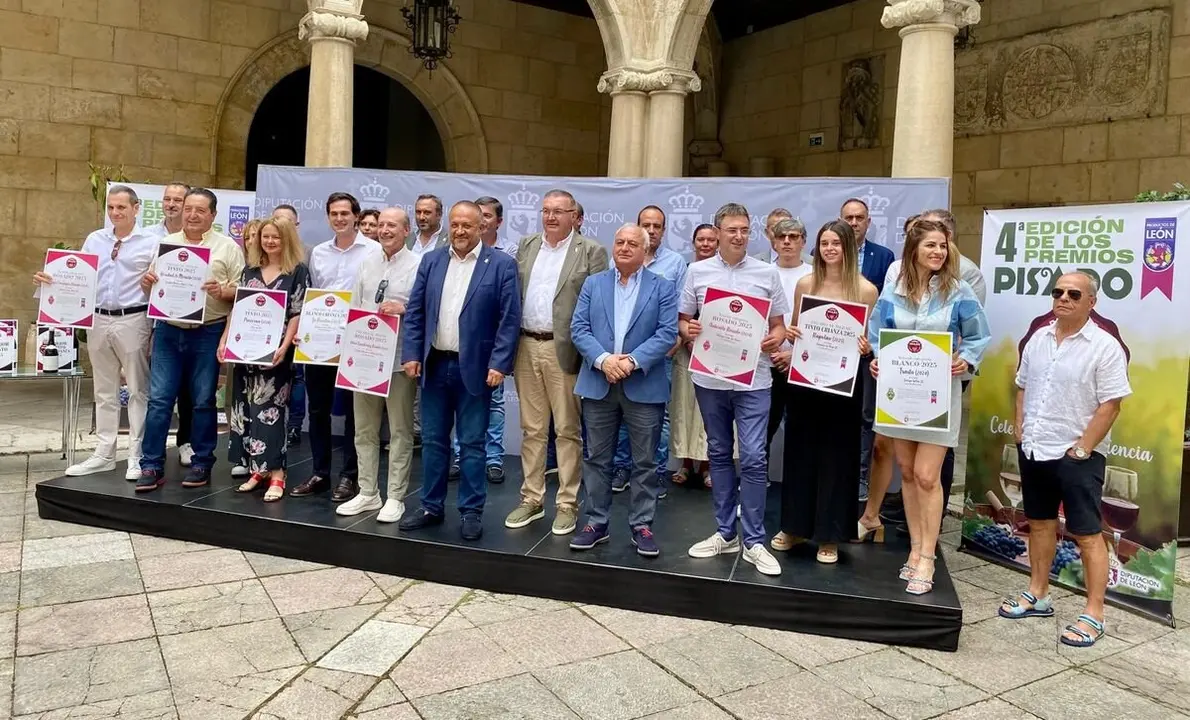 Foto de familia de los ganadores de los Premios Pisado y autoridades de la Diputación provincial.