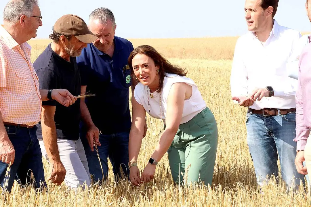 La consejera de Agricultura, Ganadería y Desarrollo Rural, María González Corral, en Mayorga.