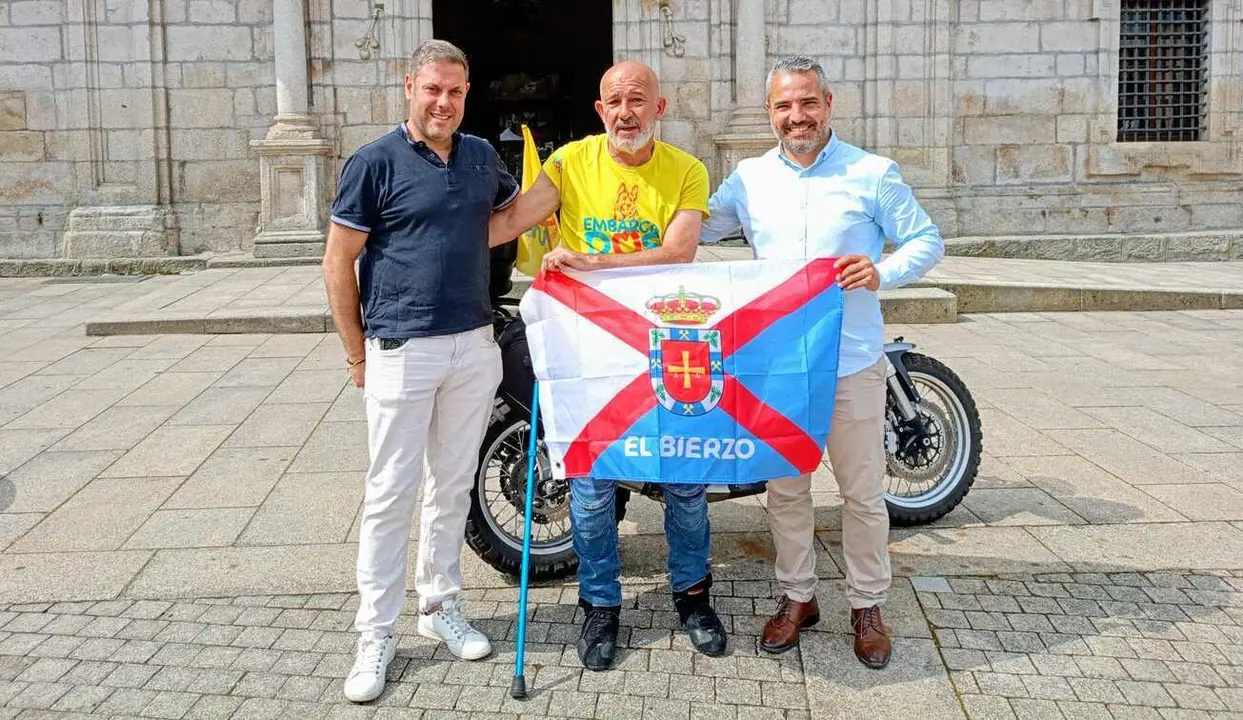 'Moto-man', durante la recepción a las puertas del consistorio berciano.