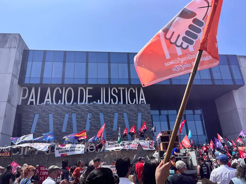 Movilización en favor de las '6 de la Suiza' ante los Juzgados de Asturias.