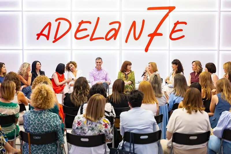 Reunión de Pedro Sánchez con las secretarias de Igualdad de los territorios y portavoces de Igualdad en las Cortes. Foto: PSOE