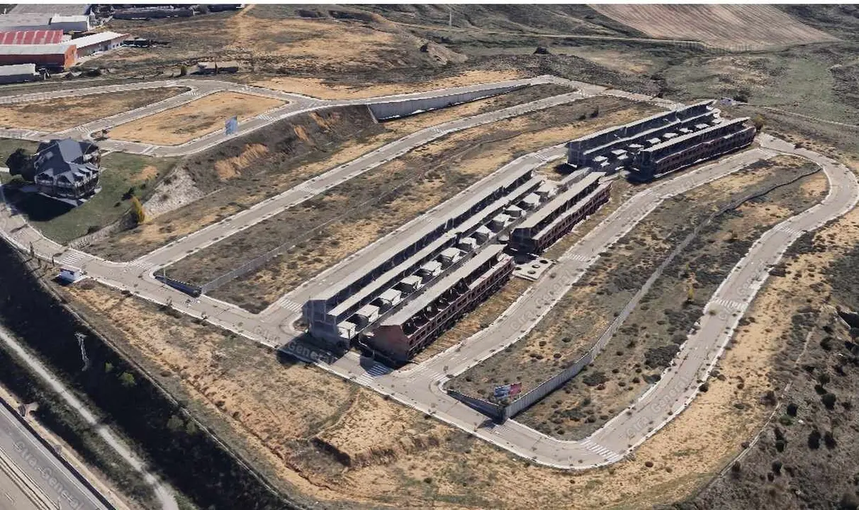 Vista aérea de la macroubanización que ahora se plantea demoler así como del único gran chalet que tendrá licencia de vivienda.
