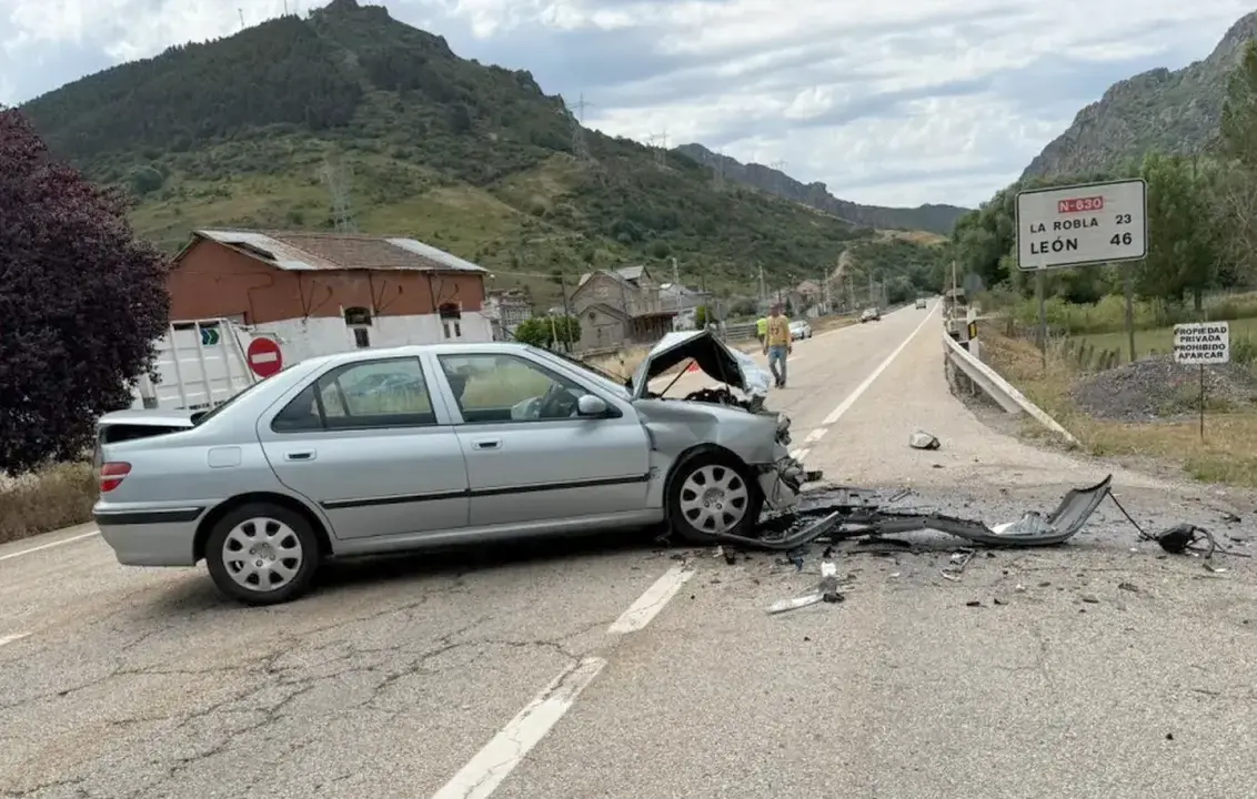Accidente en la localidad de Villamanín; el suceso ha dejado dos heridos.