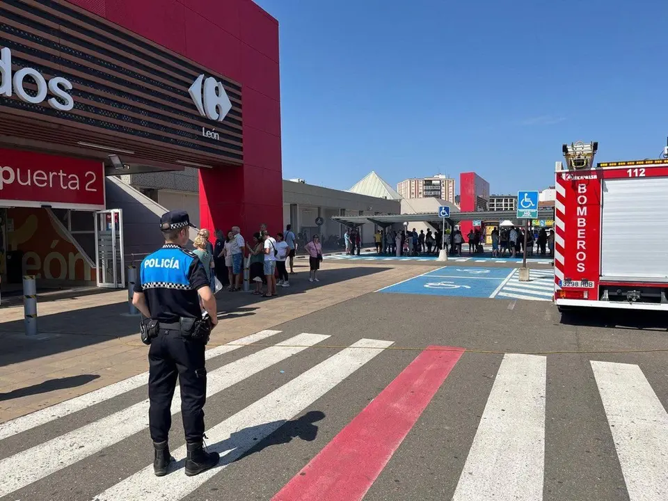 Un incendio en una freidora obliga a desalojar Carrefour de León sin causar heridos.