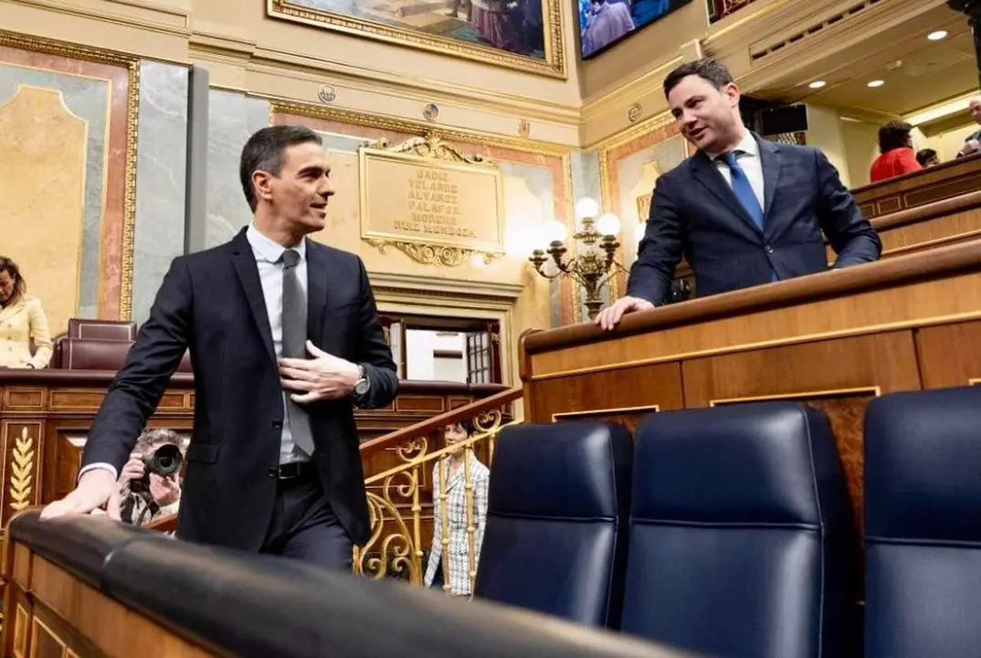 Javier Cendón, junto a Pedro Sánchez, en el Congreso de los Diputados. La fotografía ha sido difundida por el leonés en una carta abierta tras su salida de la ejecutiva federal del PSOE.