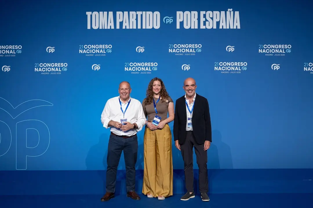 Ester Muñoz (centro) este sábado en el Congreso del PP.