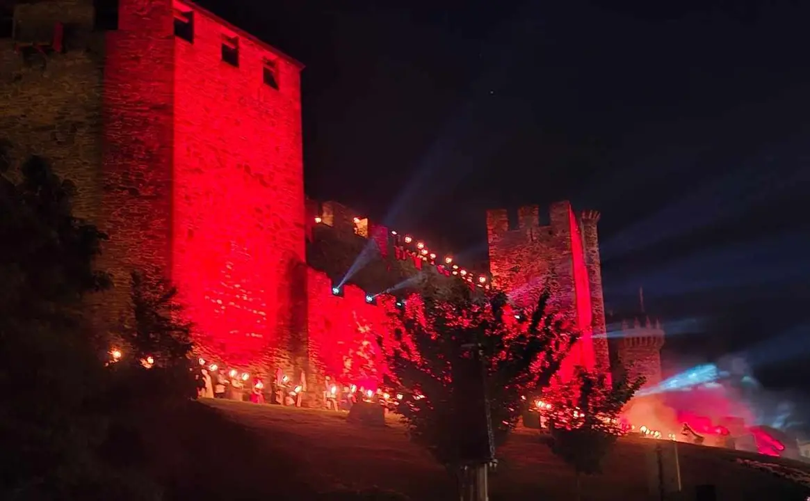 Miles de personas asistieron al desfile templario m&aacute;s emblem&aacute;tico de la Noche Templaria, con la destacada presencia del pr&iacute;ncipe Kubrat de Bulgaria y su familia.