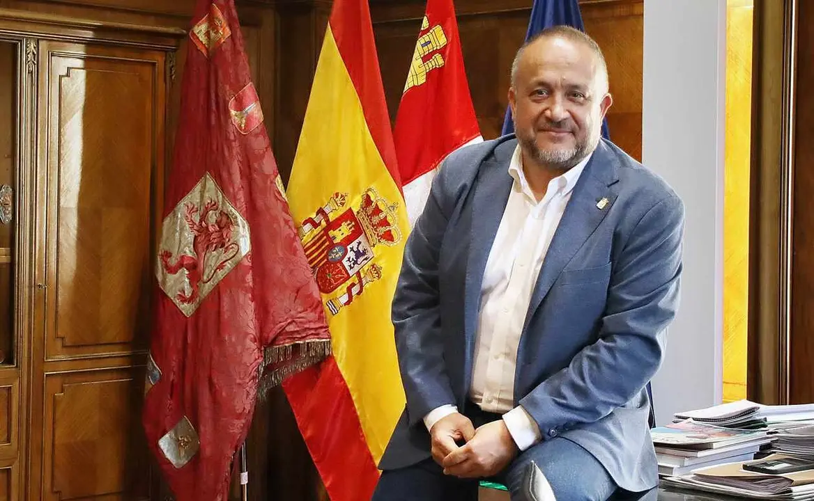El Presidente de la Diputación de León, Gerardo Álvarez Courel, en el Palacio de los Guzmanes. Foto: Peio García