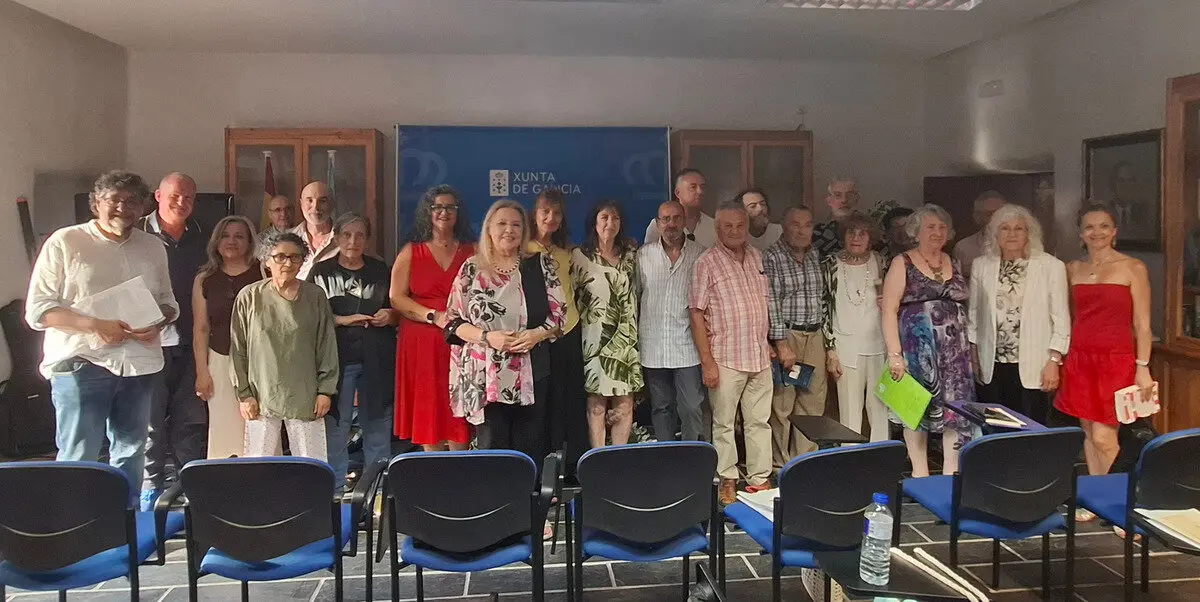 Foto de familia de los poetas leoneses y gallegos reunidos en torno a la figura de Manuela López García. Foto: J. Nieves