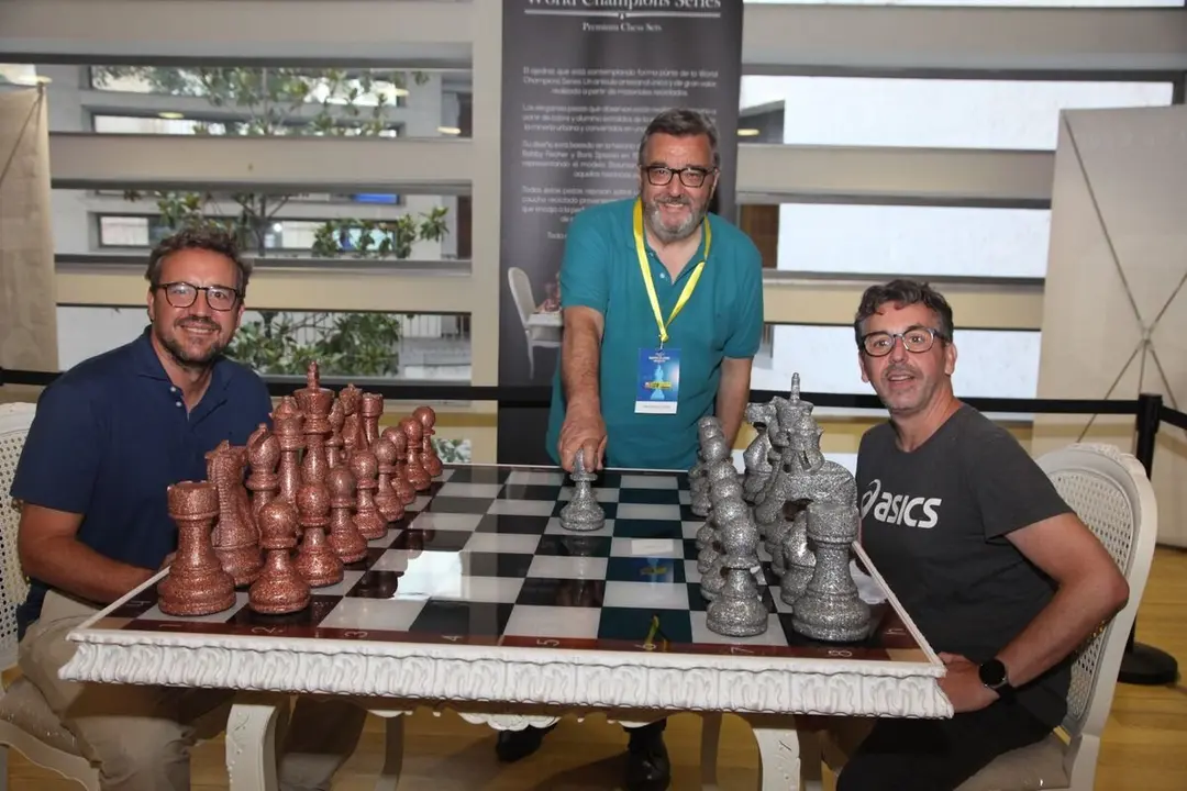 Martín (izda.) y Ernesto (dcha.) con Marcelino Sión en el Magistral de León. Foto: Luque