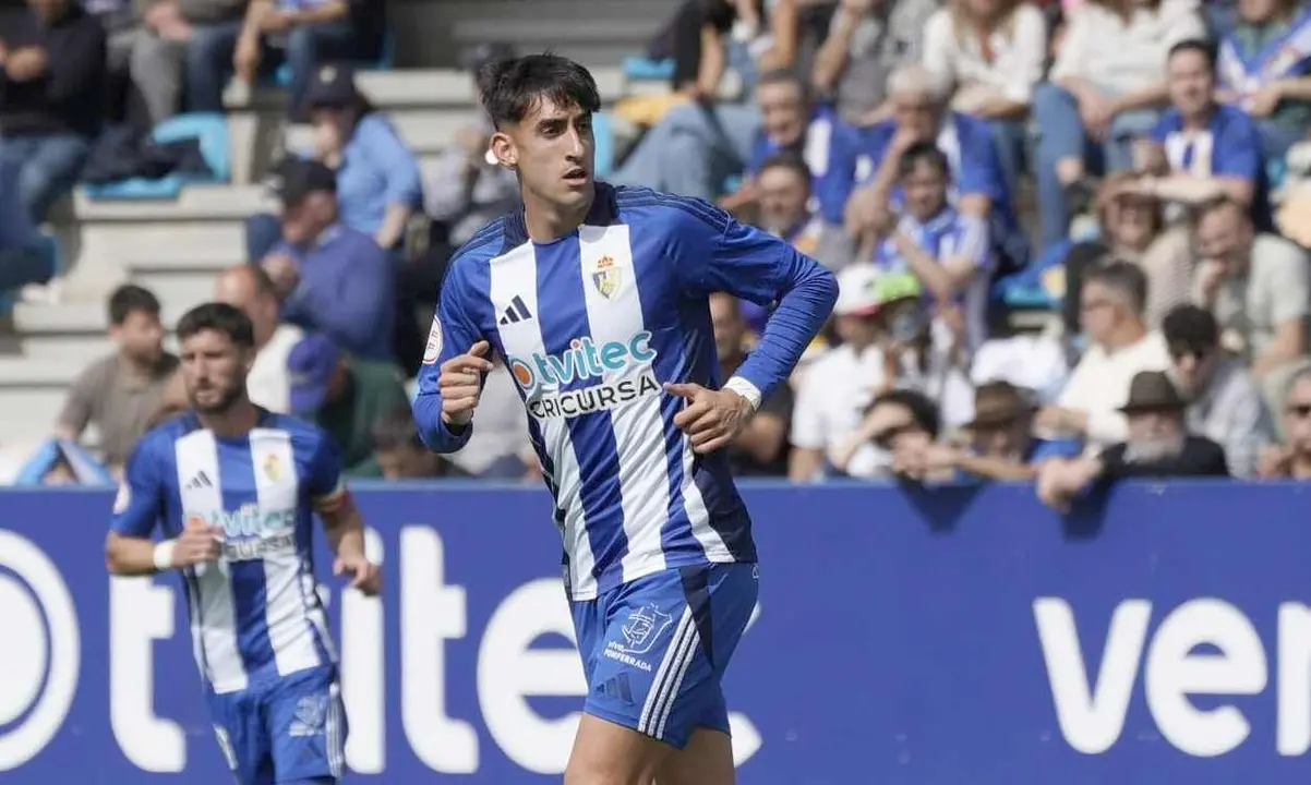 Pau Ferrer, durante un partido de la SD Ponferradina.