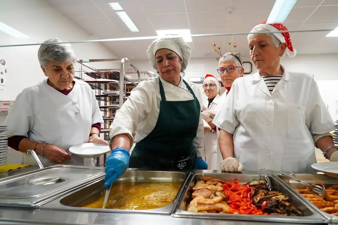 La Asociación Leonesa de Caridad (Asleca) prepara el menú especial que se sirve por Nochebuena en su comedor social.