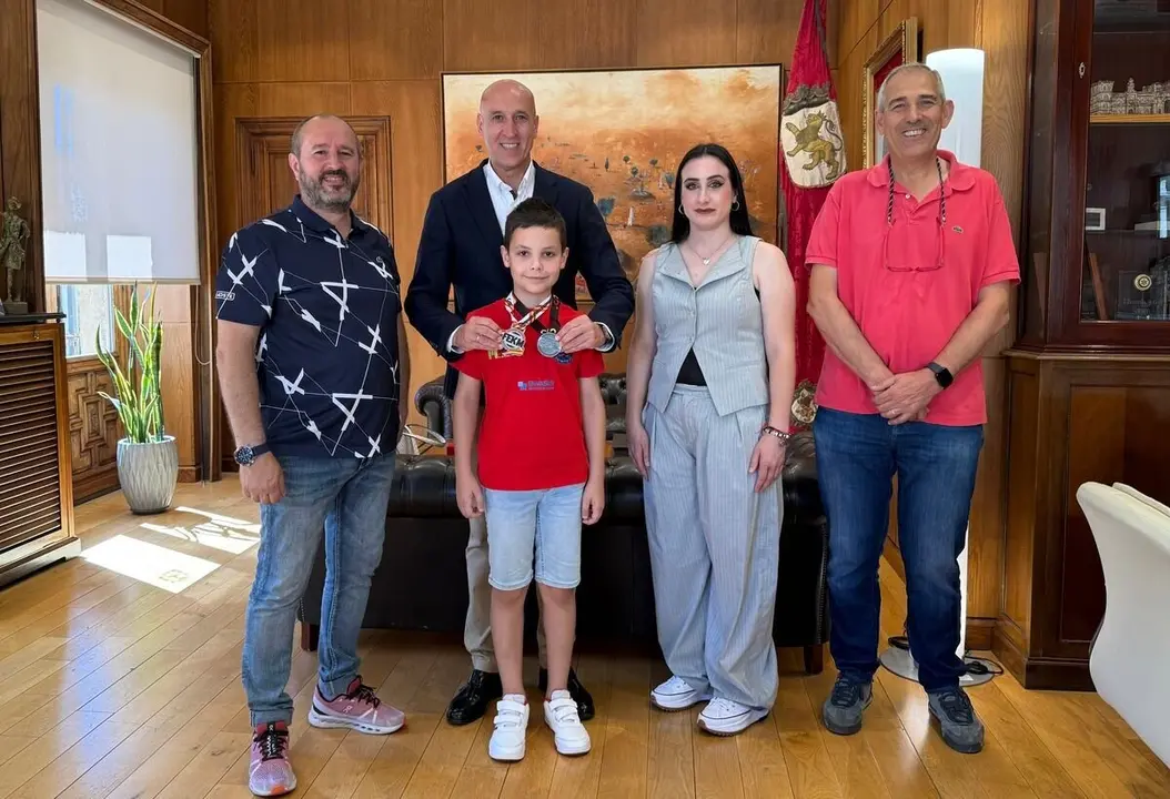 El alcalde de León, José Antonio Diez, recibió al joven deportista Neyzan Alonso.
