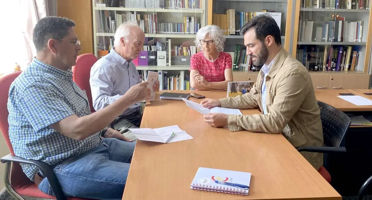 Un instante del encuentro mantenido por David Fernández con representantes de la Asociación.