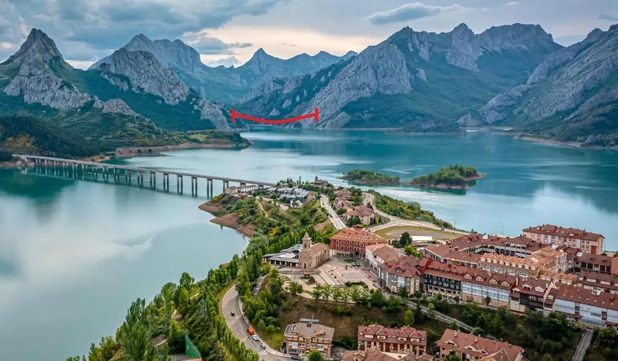 Vista aérea del Embalse de Riaño. En rojo, zona en la que se ubicará la nueva pasarela.