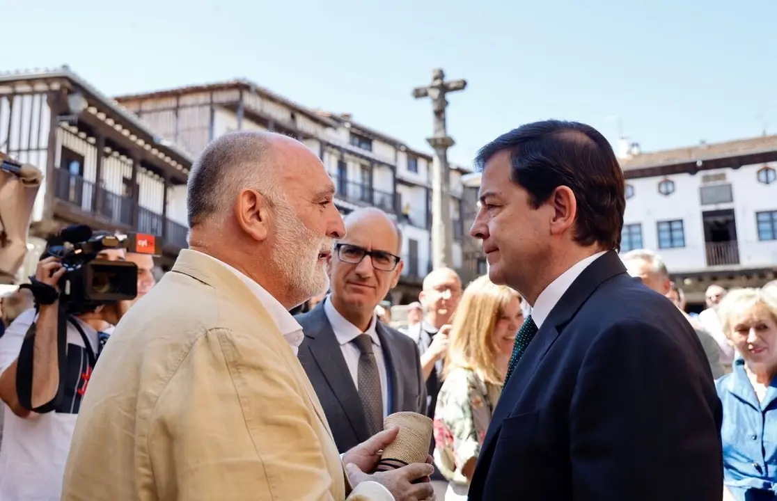 El presidente de la Junta de Castilla y León, Alfonso Fernández Mañueco, clausura el acto de Embutidos Fermín ‘20 años exportando a EEUU’, con presencia del chef José Andrés.